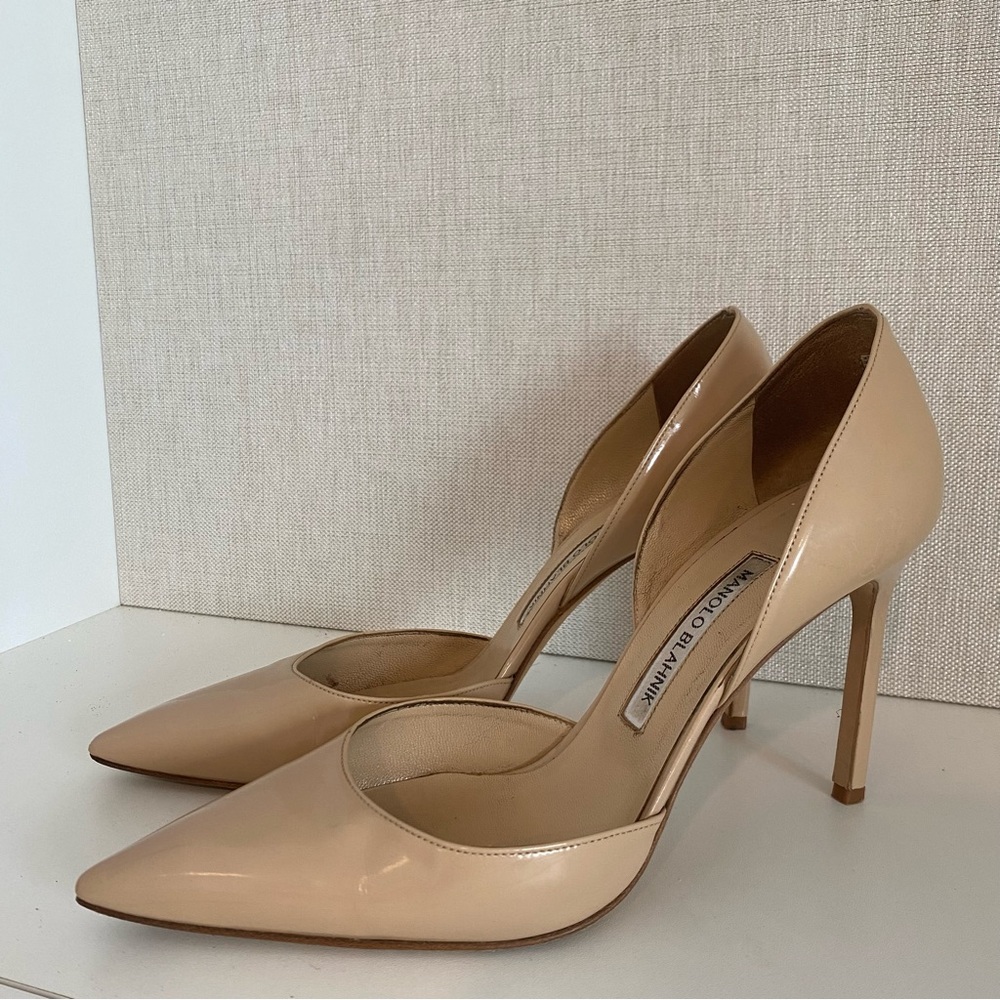 Manolo Blahnik Patent Nude Tayler 39.5
